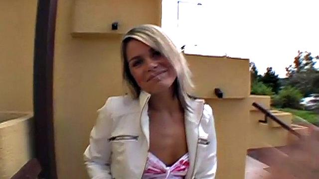 сексуальная телка на улице получает большой белый член в мокрую киску