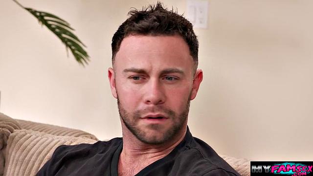 Зрелая мама устраивает жаркий секс своей падчерице с другом мужа, кайфует от кунилингуса и мощной трахалки рядом.