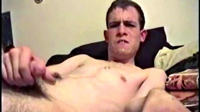 Нейт яростно дрочит свой стояк и кончает мощно