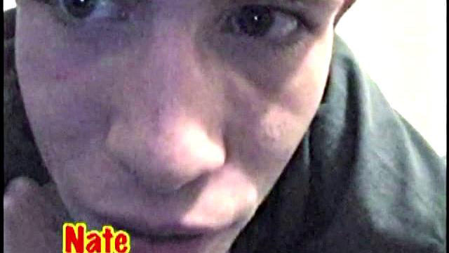 Нейт яростно дрочит свой стояк и кончает мощно