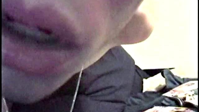 Нейт яростно дрочит свой стояк и кончает мощно