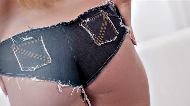 Horny Blonde Teen Rewarded With A Facial After Interview And Sex