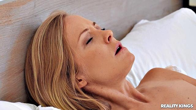 Rk At Home: Sicilia Shows Off her Body
