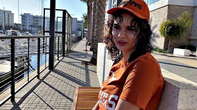 кристал подрабатывает мясником по большим хуям