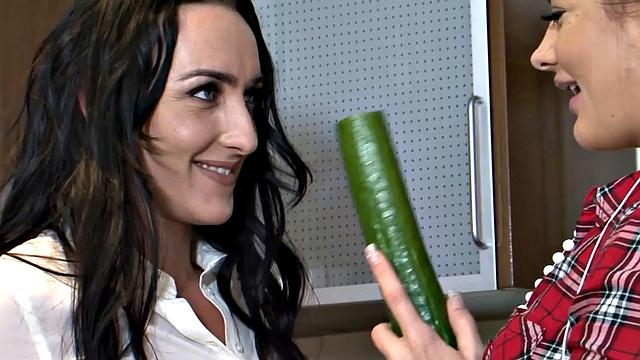английская мачеха и падчерица сходят с ума с огурцом