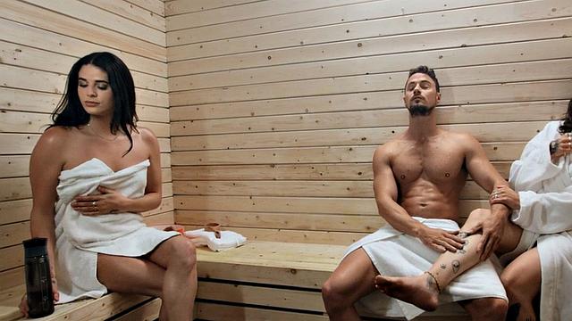 Стройная транс с маленькой грудью трахается с парнем в жаркой сауне