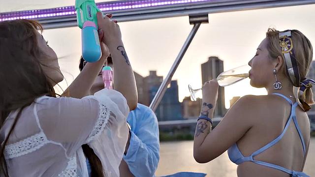 стейси сосёт и трахается с друзьями на лодке