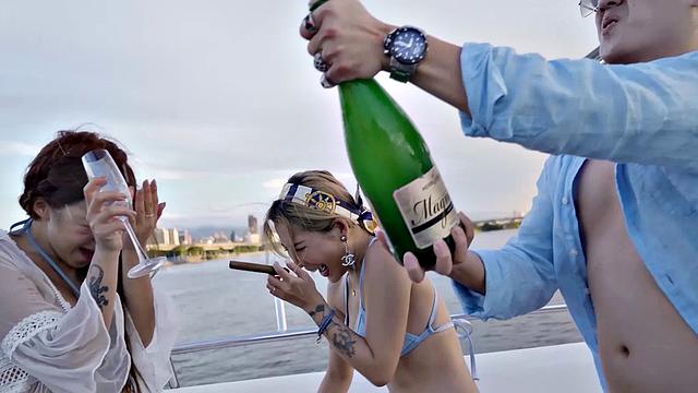 стейси сосёт и трахается с друзьями на лодке