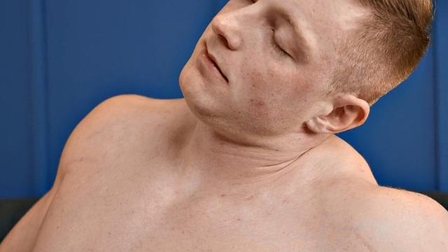 Amateur solo jock wanks and cums after casting