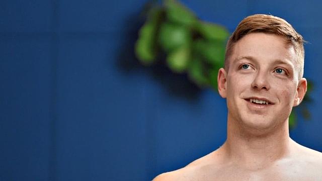 Amateur solo jock wanks and cums after casting