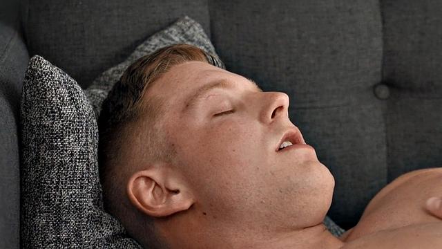 Amateur solo jock wanks and cums after casting