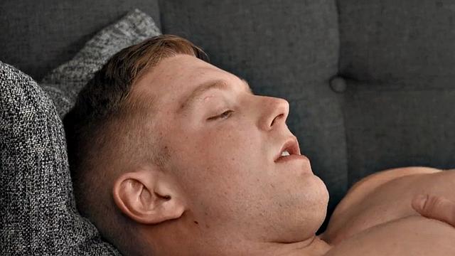 Amateur solo jock wanks and cums after casting