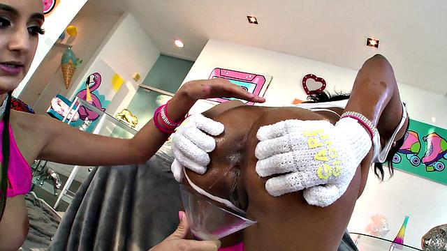 Ниа и Элиза срывают все тормоза и жаждут жёсткого траха