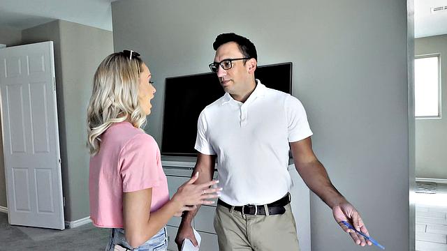 эмма хикс сдает экзамен перед арендодателем на кровати