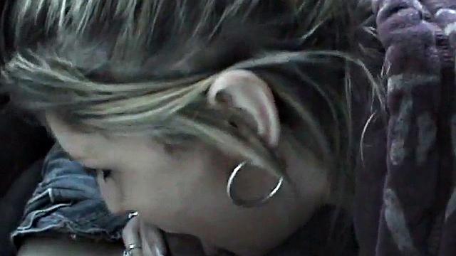 блондинка подсасывает в тачке и туалете, сперму не оставляет