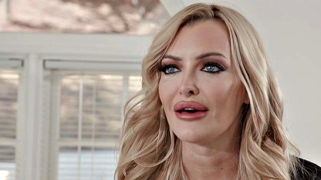 зрелая блондинка ловит мужа за дрочкой и трахается с молочником