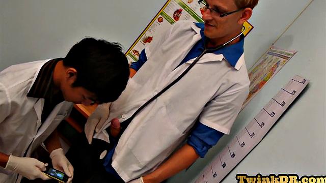 Блондин в форме жёстко жарит двух стройных азиатов в гей-тройничке для камеры.