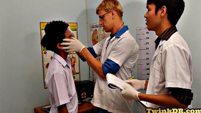 Блондин в форме жёстко жарит двух стройных азиатов в гей-тройничке для камеры.