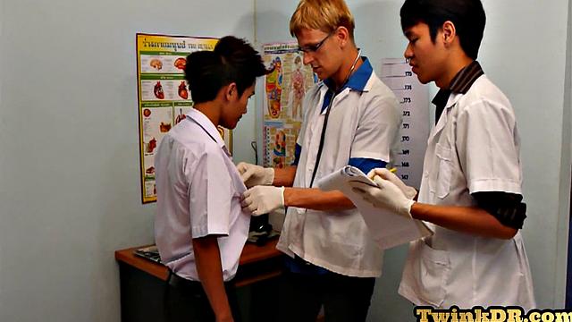 Блондин в форме жёстко жарит двух стройных азиатов в гей-тройничке для камеры.