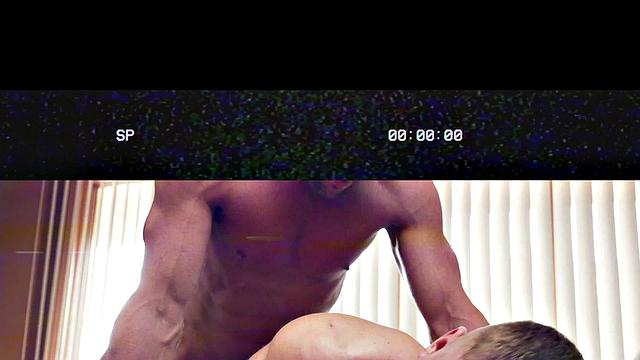 дядя риис подставляет волосатую жопу для минета в душе