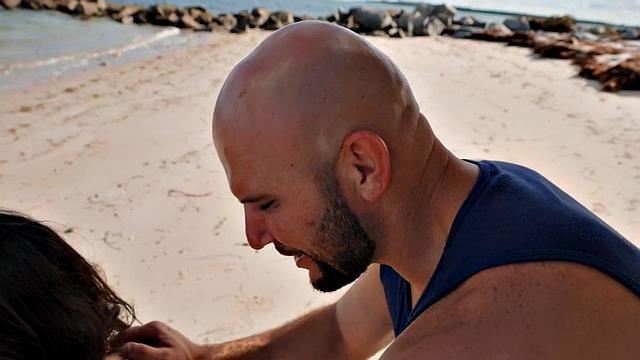 чёрный член жарит татуированную красотку в мокрую киску на пляже