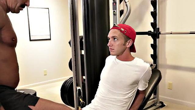 Gym stud barebacks DILF in gym after dickblowing