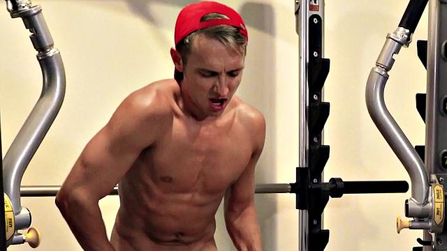 Gym stud barebacks DILF in gym after dickblowing