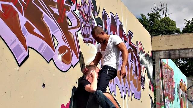 Amateur outdoor stud barebacked by tattooed top