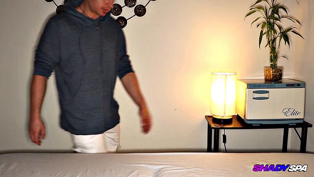 Шай получает горячий массаж с мощной разрядкой в спа салоне.