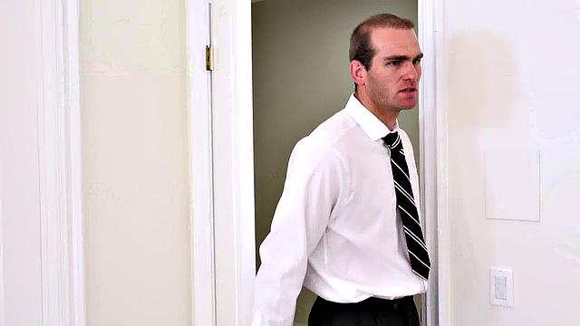 Шанель Престон показывает ей, как трахается настоящий мужик