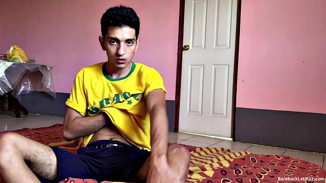 Сантьяго дрочит толстый член и мощно кончает на камеру для геев зрителей.