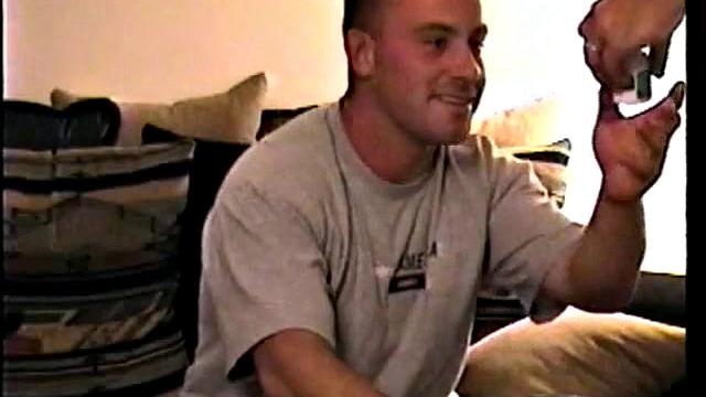 Джастин дрочит толстый член и кончает на камеру