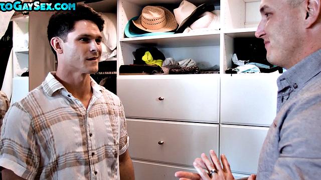 Татуированный трахает парня в спальне, хватит уже минета