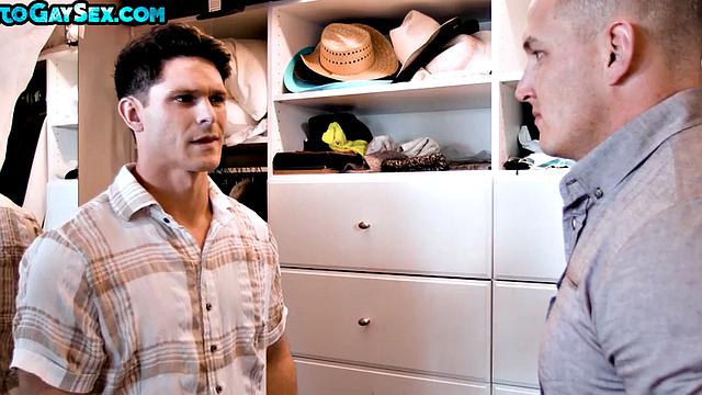 Татуированный трахает парня в спальне, хватит уже минета