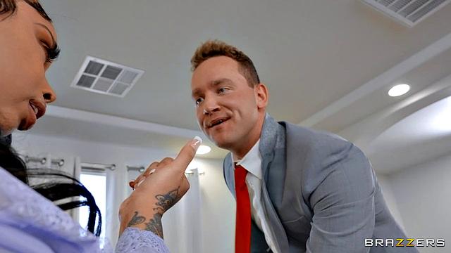 Горничная застала Advoree за мастурбацией и присоединилась к ней в отеле.