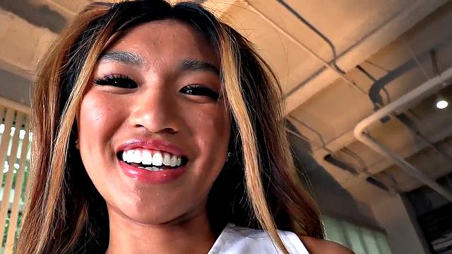 миниатюрная азиатка дрочит смазанный член в pov