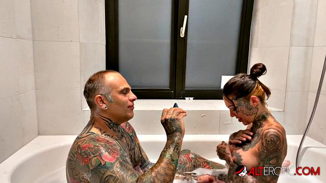 Lucy ZZZ раздвигает ноги в ванне и трахается на камеру с одной точки съёмки.