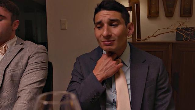 двое незнакомых бизнесменов снимают стресс жёстким сексом после задержки