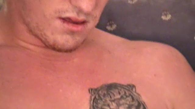 Майк кончает мощно от горячего дрочева