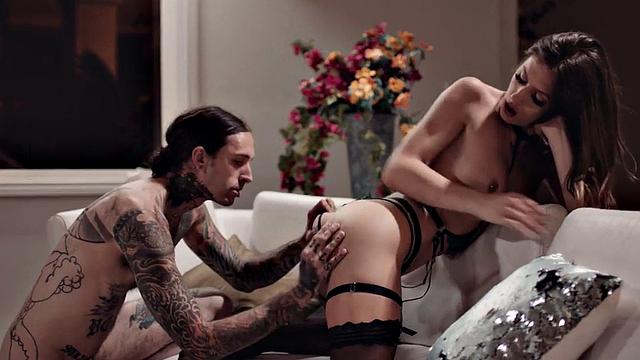 транс-девочка трахается в анал с похотливым парнем