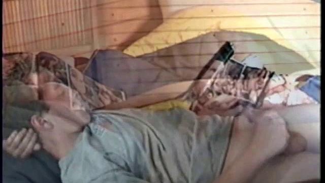 Кэлвин дрочит до мощного оргазма, не сдерживается