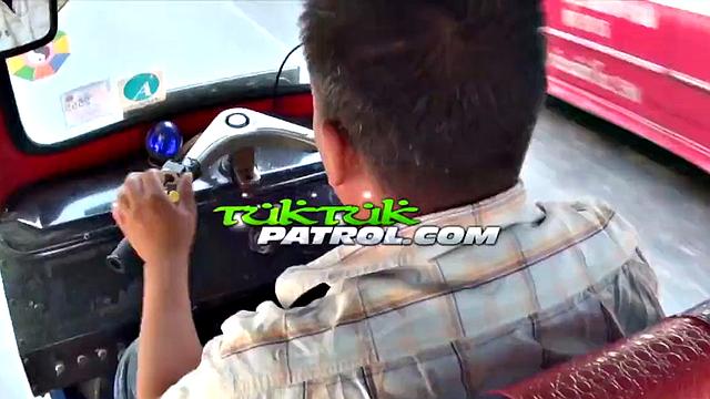 волосатая тайка Тан сосет туристу и ловит сперму на лицо