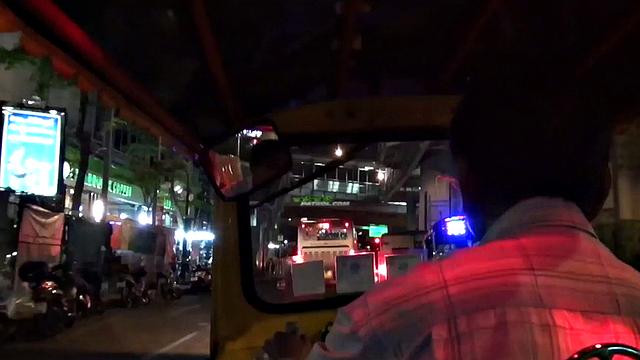 волосатая тайка Тан сосет туристу и ловит сперму на лицо