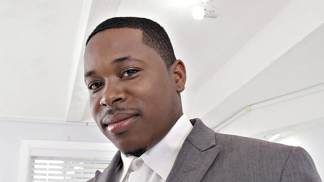 Пейсли облизывает тело Рича и с жаром вылизывает его жопу