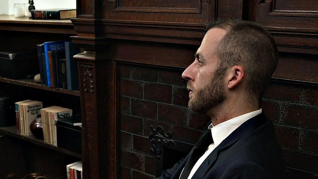 Элдер Джонс подчиняется своему наставнику и получает по полной