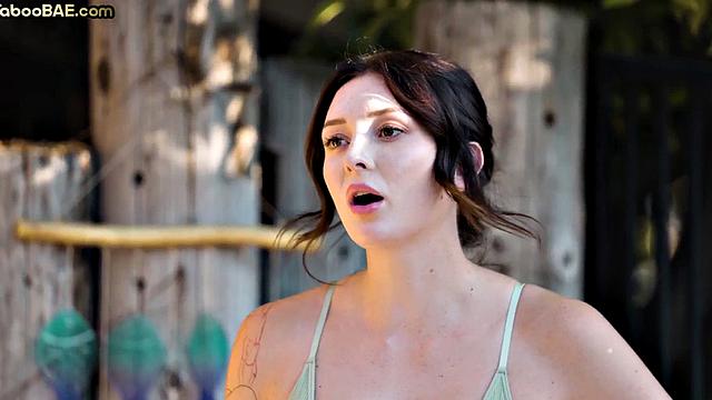 зрелая с пышной жопой охреневает от жесткого тройничка