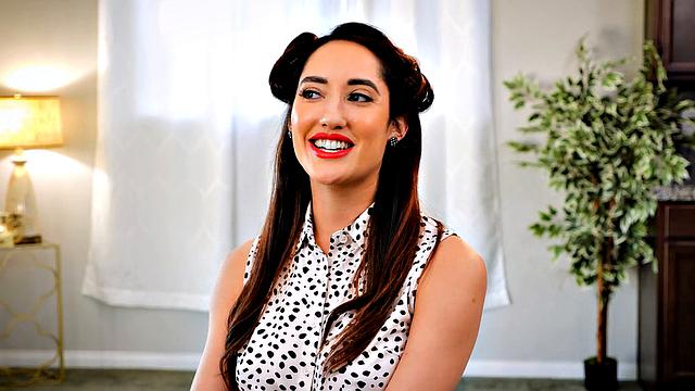 мачеха в чулках моет член по-взрослому