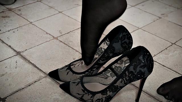 жена на раздаче, муж в сторонке курит нервно