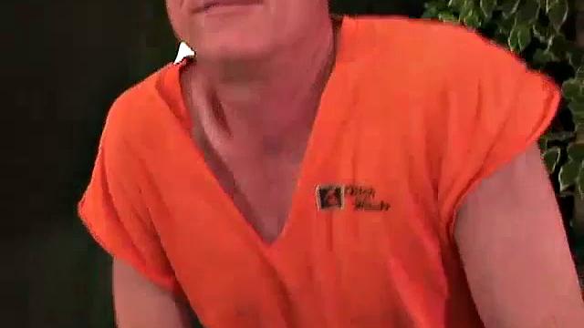 Два работяги устроили перерыв с бонусом в мужской