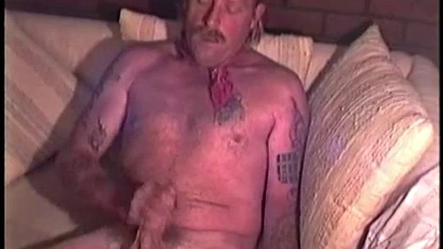 зрелый мужик дрочит на улице и кончает мощно